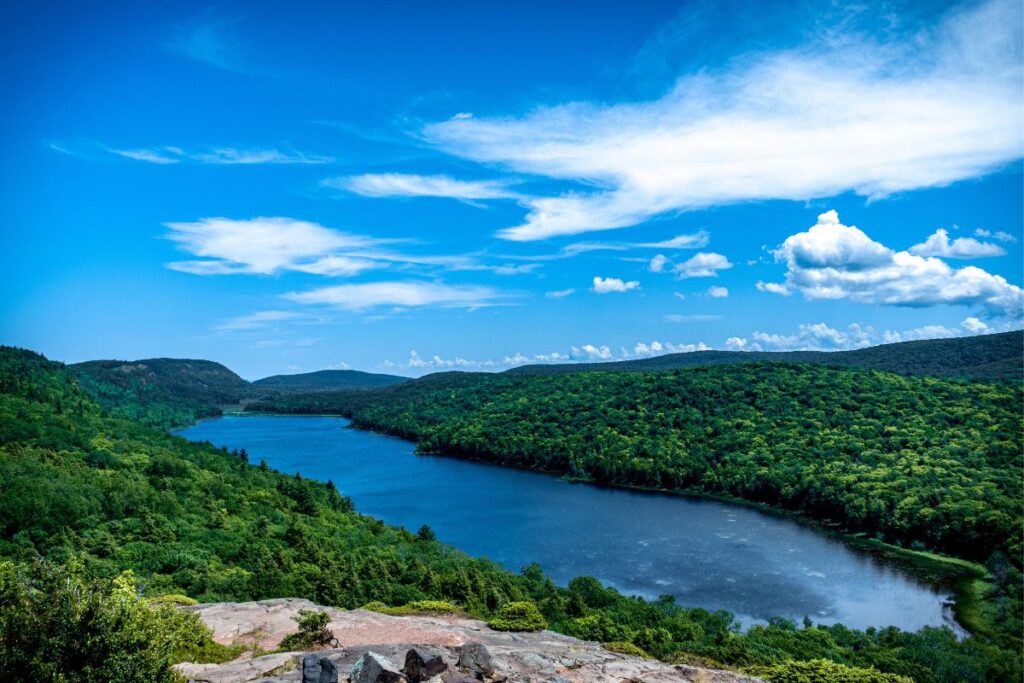 Lake of the Clouds overlook in Porcupine Mountains Wilderness State Park, showing the lake surrounded by old-growth forest in Michigan's western Upper Peninsula