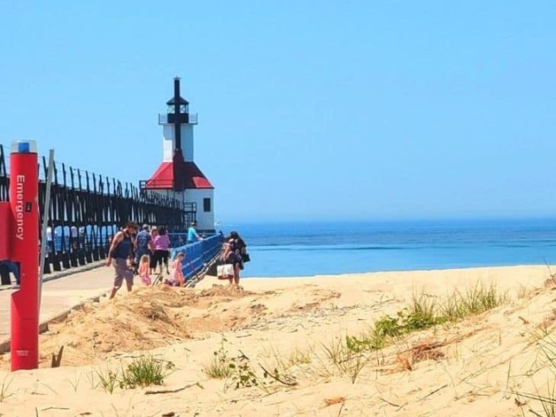 St. Joseph lighthouse and sandy beach — Southwest Michigan travel guide